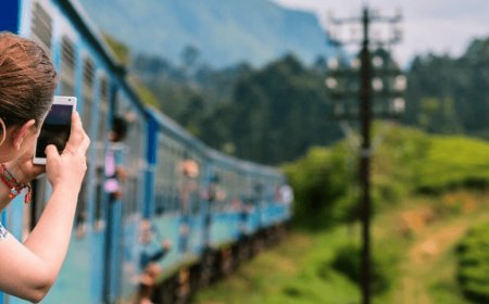 क्या आप किसी और के  ट्रेन टिकट  पर सफर कर सकते है! अगर हमें कहे हां तो...........