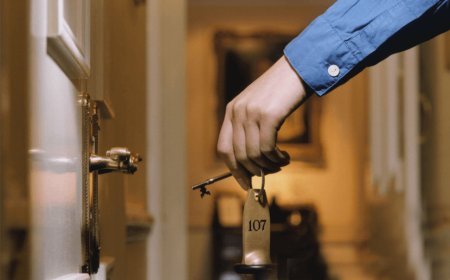 होटल के कमरे में महिला का जाना शारीरिक संबंध बनाने की सहमति नही होती!