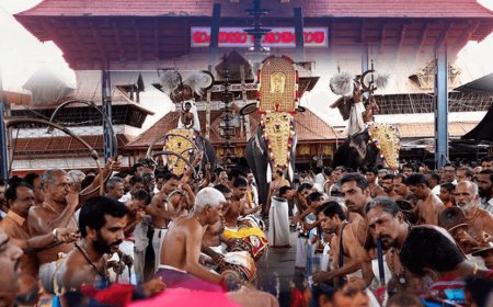  गुरुवयूर श्री कृष्ण मंदिर - 'जनता की असुविधा का हवाला देकर पूजा कैसे रोक दी गई. पूजा भगवान के लिए है - सुप्रीम कोर्ट