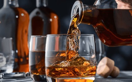 शराब बाजार में मंहगी और रेयर व्हिस्की में भारी गिरावट! नही पीते लोग अब महंगी शराब