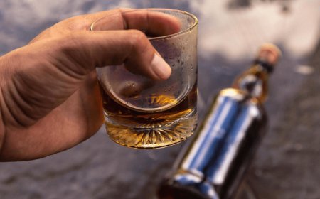 10 हजार रूपए के लालच में 22 साल का युवक पी गया 5 बोतल नीट शराब! बिना पानी मिलाए पी शराब हुई मौत !