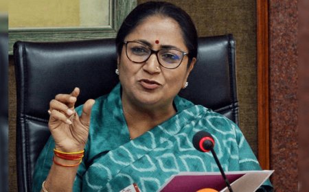 दिल्ली की मुख्यमंत्री रेखा गुप्ता को शख्स ने सरेआम मारे थप्पड़ और खींचे बाल!