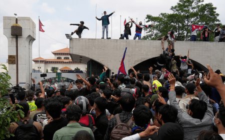 नेपाल में युवाओं का भ्रष्टाचार और सोशल मीडिया बैन पर नेपाली संसद के बाहर भीषण प्रदर्शन! 20 लोगो की मौत