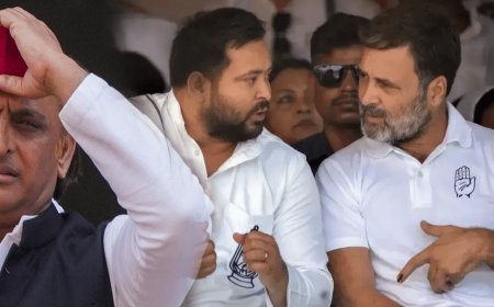 राहुल गांधी,  तेजस्वी यादव और अखिलेश यादव की तस्वीरों वाले पोस्टर के नीचे लिखा ‘‘भारत की अंतिम आशा, कलयुग के ब्रह्मा, विष्णु, महेश.’’