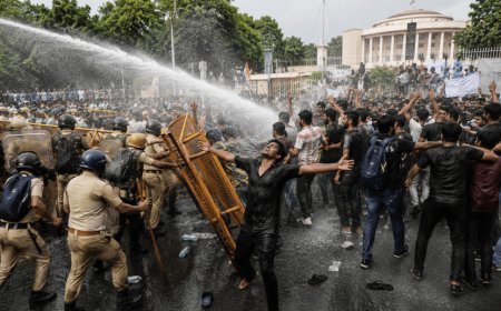 रांची में छात्र आंदोलन उग्र: विधानसभा घेराव के दौरान बैरिकेडिंग टूटी, वाटर कैनन और लाठीचार्ज के बीच छात्रों का प्रदर्शन