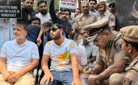 आखिरकार राहुल गांधी के धरने से झुकी सरकार? दिल्ली पार्लियामेंट स्ट्रीट पुलिस स्टेशन के बाहर गरजा विपक्ष, पैलेट गन मामले में FIR पर बढ़ा दबाव