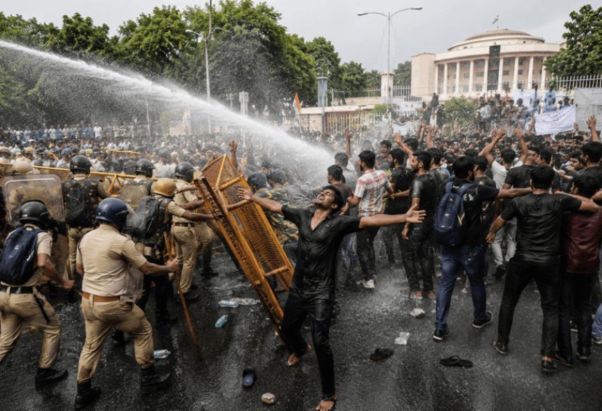 रांची में छात्र आंदोलन उग्र: विधानसभा घेराव के दौरान बैरिकेडिंग टूटी, वाटर कैनन और लाठीचार्ज के बीच छात्रों का प्रदर्शन